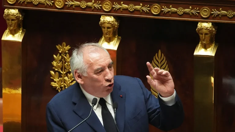 Fransada Bayrou Hukumeti Ilk Defa Guvenoyunda Dustu