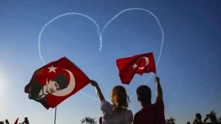 Türk Yıldızları ve SOLOTÜRK İzmir’in Kurtuluş Yılında Gökyüzünü Coşturdu Turk Yildizlari Ve Soloturk Izmirin Kurtulus Yilinda Gokyuzunu Costurdu